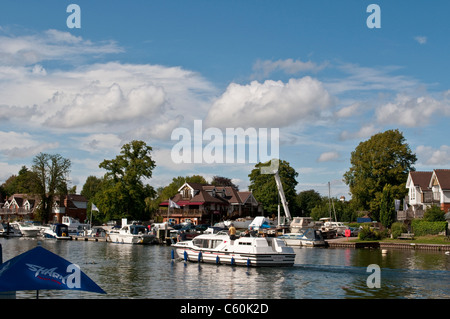 Tamise avec bateaux, Beaconsfield, Berkshire, England, UK Banque D'Images