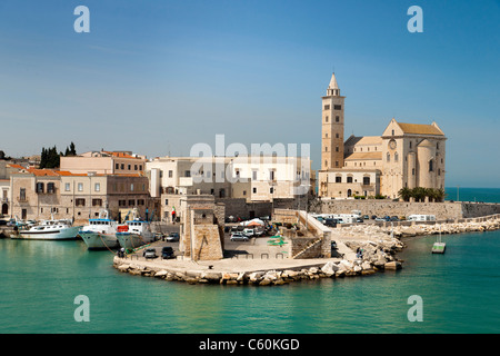 Port et de la Cathédrale de Trani, Trani, Italie. Banque D'Images