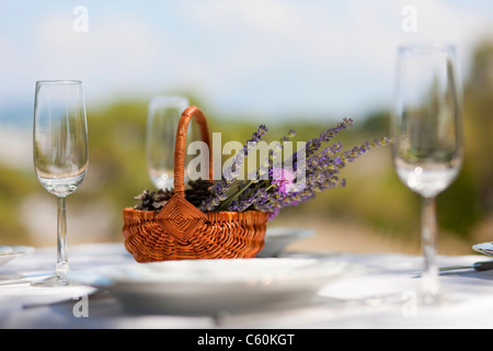 Panier de fleurs sur table set Banque D'Images