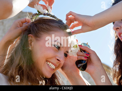 Placer la couronne sur la femme mariée daisy Banque D'Images