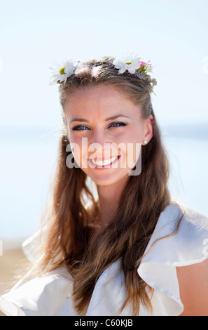 Femme portant la couronne daisy Banque D'Images