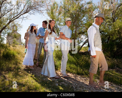 Procession nuptiale marche sur chemin rural Banque D'Images