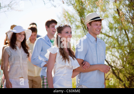 Procession nuptiale marche sur chemin rural Banque D'Images