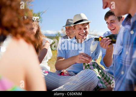 Friends drinking champagne outdoors Banque D'Images