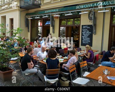 Chaussée occupé café proposant un brunch le week-end un matin dans le quartier de Prenzlauer Berg à Berlin, Allemagne Banque D'Images