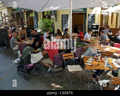 Chaussée occupé café proposant un brunch le week-end un matin dans le quartier de Prenzlauer Berg à Berlin, Allemagne Banque D'Images