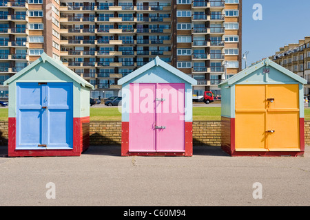 East Sussex , Hove , effectivement colorées ou cabines colorées sur la promenade du front de mer ou Banque D'Images