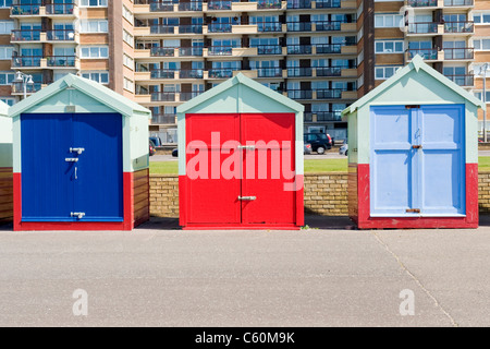 East Sussex , Hove , effectivement colorées ou cabines colorées sur la promenade du front de mer ou Banque D'Images