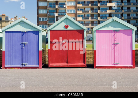 East Sussex , Hove , effectivement colorées ou cabines colorées sur la promenade du front de mer ou Banque D'Images