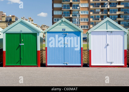 East Sussex , Hove , effectivement colorées ou cabines colorées sur la promenade du front de mer ou Banque D'Images