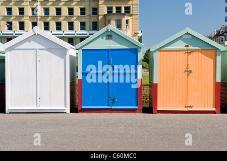 East Sussex , Hove , effectivement colorées ou cabines colorées sur la promenade du front de mer ou Banque D'Images