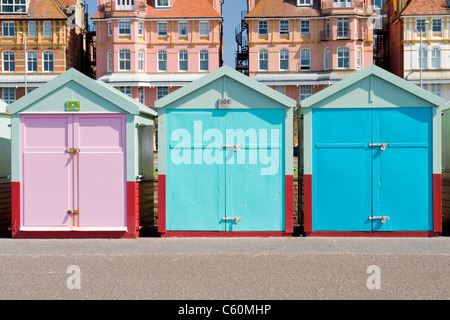 East Sussex , Hove , effectivement colorées ou cabines colorées sur la promenade ou seafront & studios ou appartements, condos derrière Banque D'Images