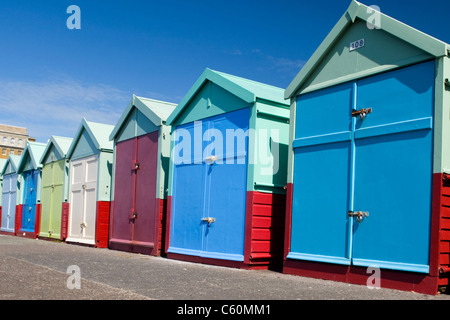 East Sussex , Hove , effectivement colorées ou cabines colorées sur la promenade du front de mer ou Banque D'Images