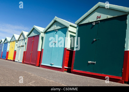 East Sussex , Hove , effectivement colorées ou cabines colorées sur la promenade du front de mer ou Banque D'Images