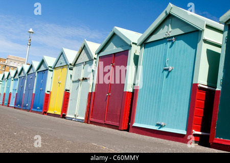 East Sussex , Hove , effectivement colorées ou cabines colorées sur la promenade du front de mer ou Banque D'Images