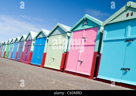 East Sussex , Hove , effectivement colorées ou cabines colorées sur la promenade du front de mer ou Banque D'Images