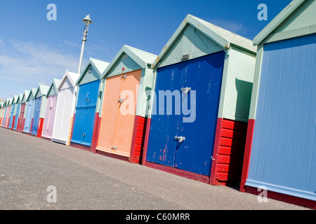 East Sussex , Hove , effectivement colorées ou cabines colorées sur la promenade du front de mer ou Banque D'Images