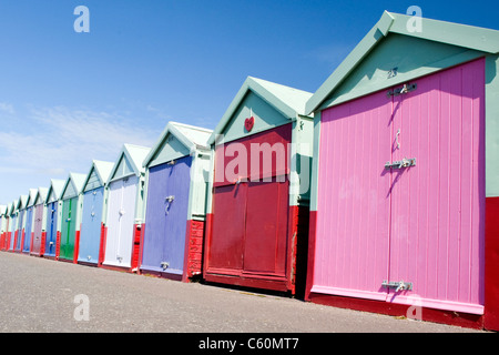 East Sussex , Hove , effectivement colorées ou cabines colorées sur la promenade du front de mer ou Banque D'Images