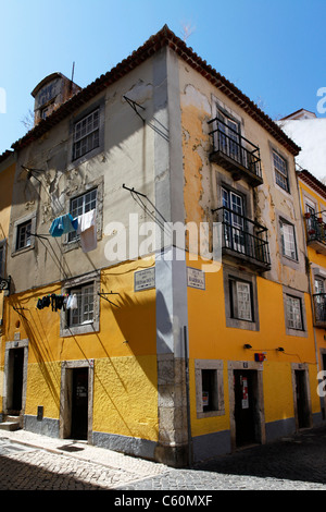 La façade d'un bâtiment traditionnel à Lisbonne, Portugal. Banque D'Images