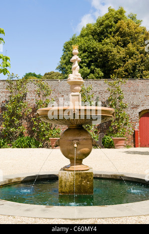 West Sussex Arundel Castle re-création moderne du collectionneur Earl's Garden fontaine eau dotées d'un haut mur de brique rouge porte en bois cloutée Banque D'Images