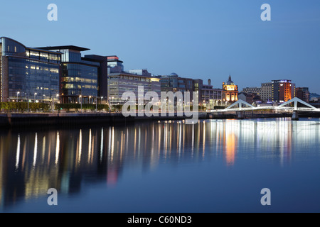 Des bureaux à l'International Financial Services Glasgow District sur Broomielaw à côté de la rivière Clyde, au crépuscule, en Écosse, Royaume-Uni Banque D'Images