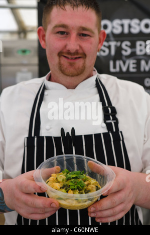 Gerard McQuillan, chef de Belfast's Lost Society avec son Poisson au Curry Thai Noodles at Belfast Tastefest food festival Banque D'Images