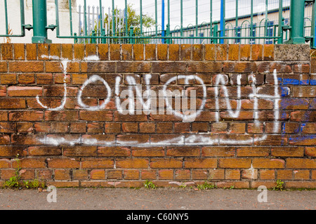 Le Graffiti demande aux gens de se joindre et Óglaigh na hÉireann en irlandais (ONH) Banque D'Images