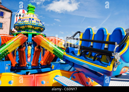 Marine Palace Pier de Brighton East Sussex coloré Twister Sizzler rond-point hydraulique fête foraine juste ride Banque D'Images