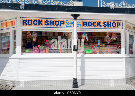 Marine Palace Pier de Brighton East Sussex rock shop nouveautés caramel fudge et confiserie bonbons bonbons boutique kiosque magasin de décrochage Banque D'Images