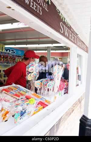 La jetée de Brighton East Sussex , Ye Olde Sweet Shoppe , Boutique ou magasin ou d'un kiosque ou d'une cabine pour des bonbons confiserie sucette rock Banque D'Images