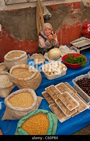 Vieille Femme Ayavalik Bazar Marché Turquie Grocer Banque D'Images