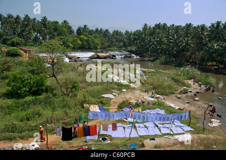 Le lavage et le séchage des vêtements sur la rive du fleuve Tamil Nadu Inde du Sud Banque D'Images