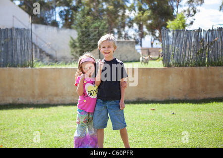 Frère et sœur de donner un coup de pouce Banque D'Images
