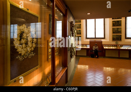 L'auteur et critique Dame Margaret Drabble visite le Musée de l'Opificio di Pietre Dure à Florence, Italie. Banque D'Images