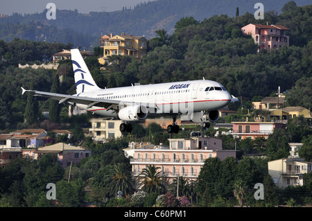 Arrivée tôt le matin d'Aegean Airlines, l'île de Corfou, Grèce Banque D'Images