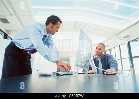 Les hommes d'affaires travaillant sur ordinateur Banque D'Images