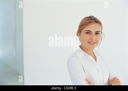 Businesswoman smiling with arms folded Banque D'Images