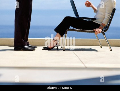 Business people talking on rooftop Banque D'Images