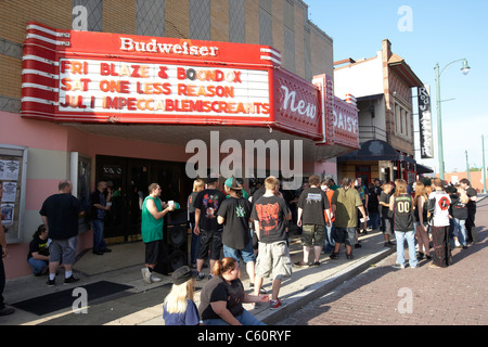 Foule de jeunes touristes de boire à l'extérieur de la nouveau théâtre daisy Beale street Memphis Tennessee united states america usa Banque D'Images