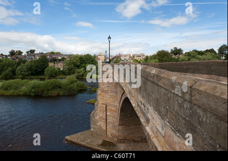 Le pont sur la rivière Tyne à Corbridge. Banque D'Images