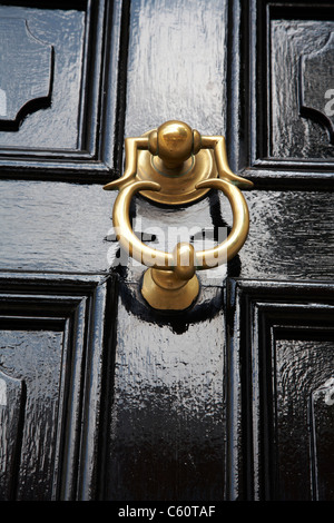 Close up d'un heurtoir en laiton sur la porte de l'époque victorienne au Royaume-Uni Banque D'Images