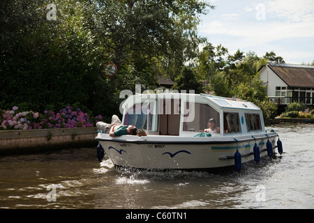 Bateaux de rivière visiter les Norfolk Broads sur la rivière Bure EastAnglia Norfolk Angleterre Banque D'Images