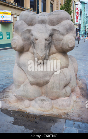 Sculpture du Derby Ram par Michael Pegler sur la jonction de la rue East et Albion Street Derby UK Banque D'Images