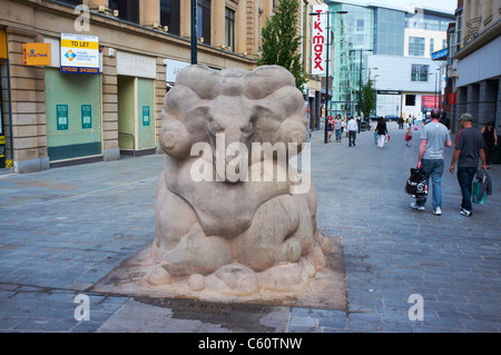 Sculpture du Derby Ram par Michael Pegler sur la jonction de la rue East et Albion Street Derby UK Banque D'Images