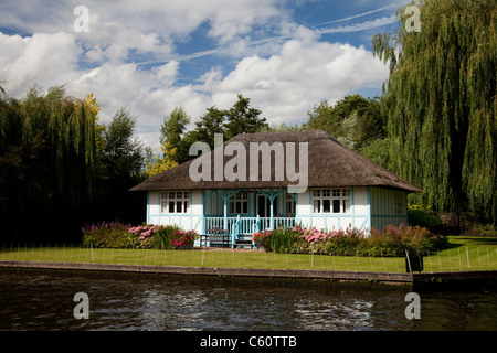 Beaux chalets sur la rivière Bure Norfolk Broads près de Wroxham Norfolk East Anglia Banque D'Images