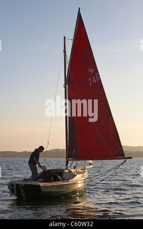 Boire un verre et la voile dans le port de Poole sur une chaude soirée d'été Banque D'Images