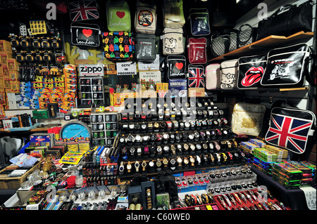 Un décrochage du marché de Londres de vente de divers petits objets au marché touristique. Banque D'Images