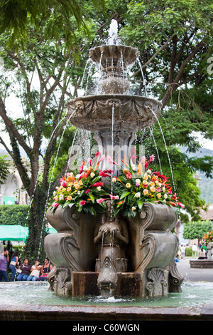 Fontaine des sirènes dans le Parque Central, Antigua, Guatemala Banque D'Images
