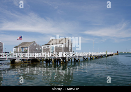 L'île de Nantucket, Massachusetts. Tout droit, le port Quai quai typique des chalets. Banque D'Images