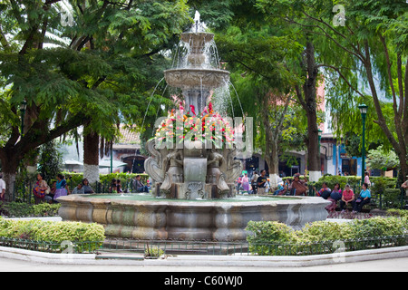 Fontaine des sirènes dans le Parque Central, Antigua, Guatemala Banque D'Images
